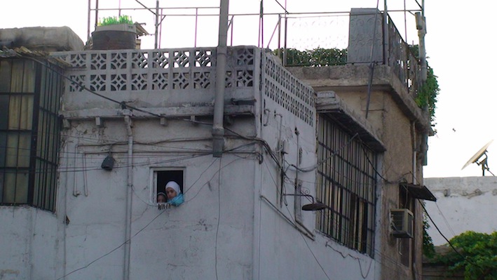 bambina-finestra damasco-bassa